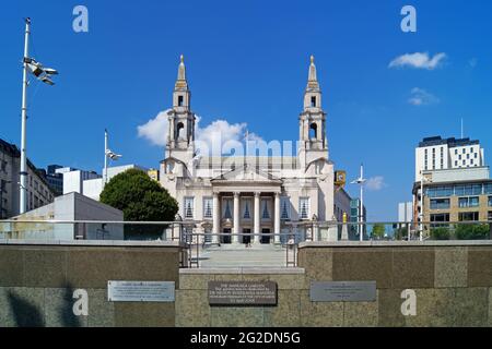 Großbritannien, West Yorkshire, Leeds Civic Hall von den Nelson Mandela Gardens Stockfoto