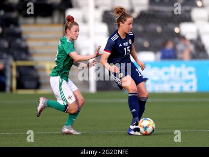 Die nordirische Rebecca McKenna (links) und die schottische Sophie Howard kämpfen beim Internationalen Freundschaftsspiel im Seaview Stadium, Belfast, um den Ball. Bilddatum: Donnerstag, 10. Juni 2021. Stockfoto