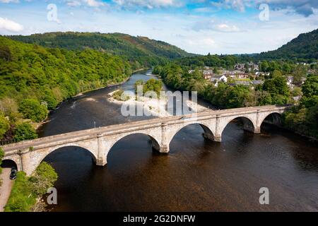 Luftaufnahme von der Drohne der Thomas Telford Steinbogenbrücke in Dunkeld in Perthshire, Schottland, Großbritannien Stockfoto