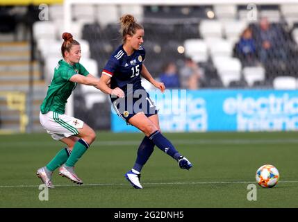 Die nordirische Rebecca McKenna (links) und die schottische Sophie Howard kämpfen beim Internationalen Freundschaftsspiel im Seaview Stadium, Belfast, um den Ball. Bilddatum: Donnerstag, 10. Juni 2021. Stockfoto