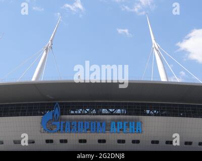 Die UEFA EURO 2020 unter der Riesenflagge wird in der Gazprom Arena in St. Petersburg, Russland, ausgetragen. Der Platz ist 600m, der Fahnenmast 105m. In der Gazprom Arena finden einige EM 2020-Spiele in St. Petersburg, Russland, statt Stockfoto