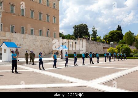 Polizeibeamte in der Schlange, die während eines Generalstreiks gegen die Regierung das Denkmal für den unbekannten Soldaten im griechischen Parlament bewachen Stockfoto