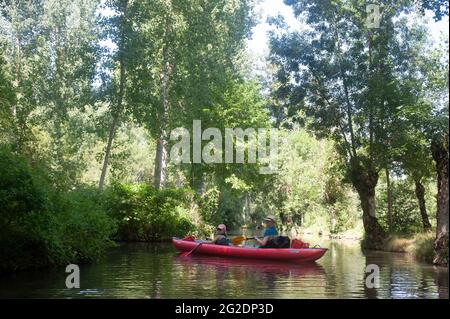 Eine Familie Kajaks im regionalen Naturpark des Marais Poitevin auf aufblasbaren Kajaks auf einem Sommerurlaub in Frankreich