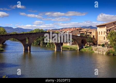 Puente la Reina Brücke über den Arga Fluss. Camino de Santiago. Saint-Jacques-Weg. Navarra. Spanien Stockfoto