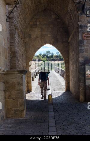 Ein Pilger überquert die Brücke Puente la Reina entlang des Jakobswegs. Saint-Jacques-Weg. Navarra. Spanien Stockfoto