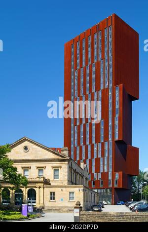 Großbritannien, West Yorkshire, Leeds, Leeds Beckett University, Broadcasting Tower und Old Broadcasting House Stockfoto