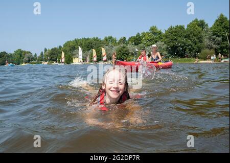 Eine Familie Kajaks im regionalen Naturpark des Marais Poitevin auf aufblasbaren Kajaks auf einem Sommerurlaub in Frankreich Stockfoto