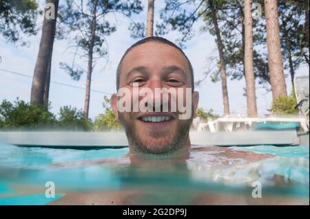 Eine Person, die im Urlaub in Frankreich im Wasser schwimmend ist. Stockfoto