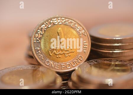 Nahaufnahme der Rückseite der ägyptischen 1-Pfund-Münze des Jahres 2020, Übersetzung (die ägyptische arabische republik 1 Pfund) auf einem unfokussiertem Hintergrund Stockfoto