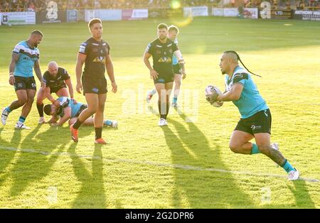 Mahe Fonua (rechts) von Hull FC ist auf dem Weg zum zweiten Versuch seiner Spieleseite während des Matches der Betfred Super League im „Mend-A-Hose Jungle“ in Castleford. Bilddatum: Mittwoch, 10. Juni 2021. Stockfoto