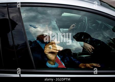 Washington, Vereinigte Staaten Von Amerika. Juni 2021. Der Senator der Vereinigten Staaten, Joe Manchin III (Demokrat von West Virginia), verlässt das US-Kapitol während einer Abstimmung in Washington, DC, am Donnerstag, den 10. Juni, 2021. Kredit: Rod Lampey/CNP/Sipa USA Kredit: SIPA USA/Alamy Live News Stockfoto