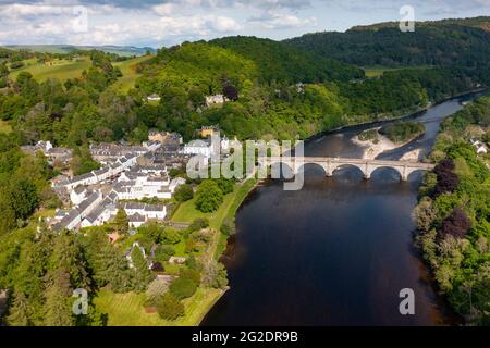 Luftaufnahme von der Drohne des Dorfes Dunkeld neben dem Fluss Tay und der Steinbogenbrücke von Thomas Telford in Perthshire, Schottland, Großbritannien Stockfoto