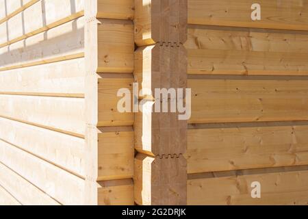 Fragment einer Konstruktion aus verleimten Kiefer Holzbalken gebaut Stockfoto