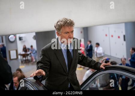 Washington, Vereinigte Staaten Von Amerika. Juni 2021. Der US-Senator Rand Paul (Republikaner von Kentucky) macht sich während einer Abstimmung im US-Kapitol in Washington, DC, am Donnerstag, den 10. Juni, durch die Senatsunterbahn auf den Weg. 2021. Kredit: Rod Lampey/CNP/Sipa USA Kredit: SIPA USA/Alamy Live News Stockfoto