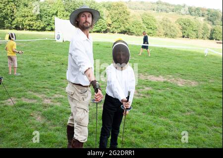 Ein Junge versucht, Schwert kämpfen / Fechten Sport Stockfoto