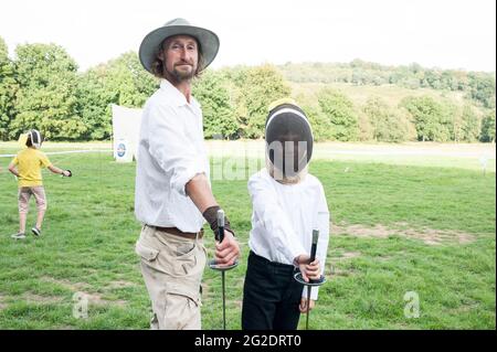 Ein Junge versucht, Schwert kämpfen / Fechten Sport Stockfoto