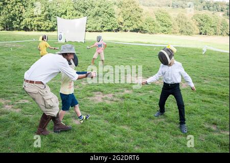 Ein Junge versucht, Schwert kämpfen / Fechten Sport Stockfoto