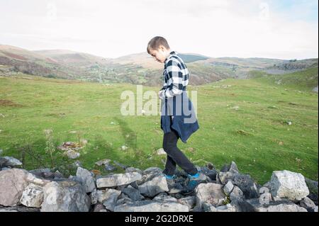 Eine Familie verbringt Zeit damit, die Landschaft bei einem Gesundheitsspaziergang an der frischen Luft zu erkunden. Stockfoto