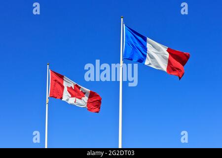 Die kanadischen und französischen Flaggen fliegen stolz Seite an Seite auf dem Canadian National Vimy Memorial in Givenchy-en-Gohelle (Pas-de-Calais), Frankreich Stockfoto