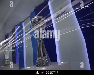 Die U-Bahnstation Zenit für das Team des FC Zenit aus St. Petersburg wurde eröffnet. Es stellt FC Zenit historische Trophäen aus 3D-Druck auf den Bahnsteigen, St. Petersburg, Russland Stockfoto