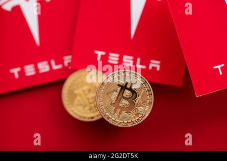 LONDON, Großbritannien - 2021. Juni: Bitcoin-Kryptowährung auf einem Tesla-Elektrofahrzeug-Logo Stockfoto