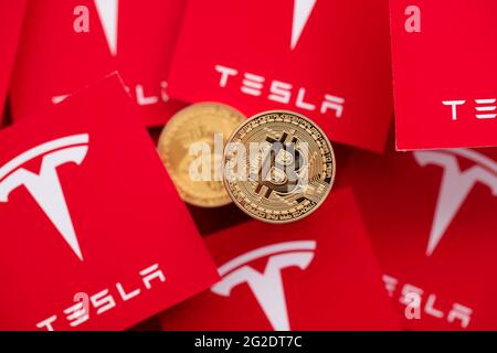 LONDON, Großbritannien - 2021. Juni: Bitcoin-Kryptowährung auf einem Tesla-Elektrofahrzeug-Logo Stockfoto