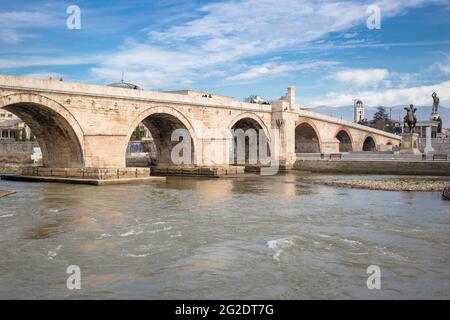 Nordmakedonien, Skopje, Mai 2020, Steinbrücke in der mazedonischen Hauptstadt Skopje Stockfoto