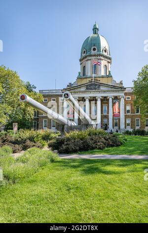 Eintrittsgeschütze vor dem Imperial war Museum in South Kensington, London, Großbritannien Stockfoto