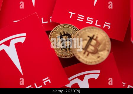 LONDON, Großbritannien - 2021. Juni: Bitcoin-Kryptowährung auf einem Tesla-Elektrofahrzeug-Logo Stockfoto