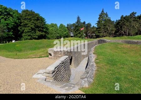 Schützengräben und Krater des Ersten Weltkriegs am Canadian National Vimy Memorial and Battlefield Park in Givenchy-en-Gohelle (Pas-de-Calais), Frankreich Stockfoto