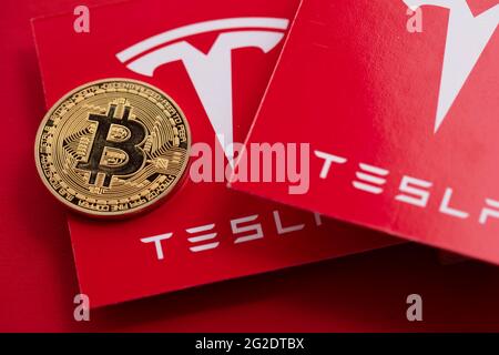 LONDON, Großbritannien - 2021. Juni: Bitcoin-Kryptowährung auf einem Tesla-Elektrofahrzeug-Logo Stockfoto