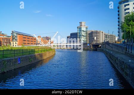 Großbritannien, West Yorkshire, Riverside Walk mit Royal Armouries Museum und Knights Way Bridge in der Ferne. Stockfoto