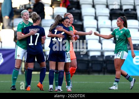 Die Spieler aus Schottland und Nordirland umarmen sich am Ende des Internationalen Freundschaftsspiels im Seaview Stadium, Belfast. Bilddatum: Donnerstag, 10. Juni 2021. Stockfoto