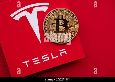 LONDON, Großbritannien - 2021. Juni: Bitcoin-Kryptowährung auf einem Tesla-Elektrofahrzeug-Logo Stockfoto