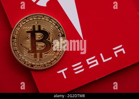 LONDON, Großbritannien - 2021. Juni: Bitcoin-Kryptowährung auf einem Tesla-Elektrofahrzeug-Logo Stockfoto