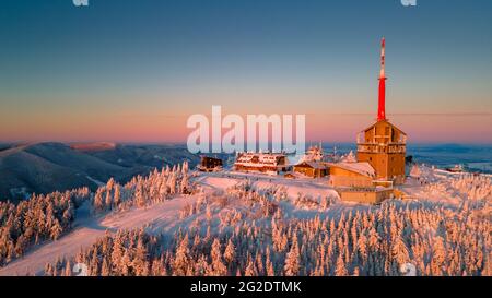 Wintersonnengang auf dem Lysa Hora Berg. Der höchste Gipfel der Beskiden im Osten Tschechiens. Hochwertiges Luftpanorama Stockfoto