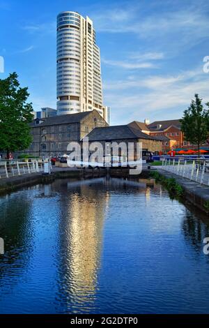 Großbritannien, West Yorkshire, Leeds, Bridgewater Place, auch bekannt als Dalek, neben dem Fluss Aire Stockfoto