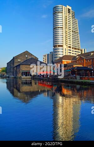 Großbritannien, West Yorkshire, Leeds, Bridgewater Place, auch bekannt als Dalek, neben dem Fluss Aire Stockfoto