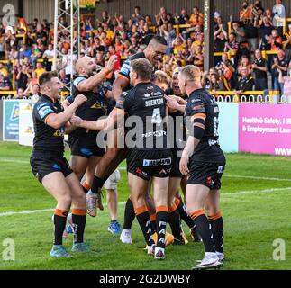 Castleford, Großbritannien. Juni 2021. Castleford Tigers feiern am 6/10/2021 in Castleford, Großbritannien, den ersten Versuch. (Foto von Melie Allatt/News Images/Sipa USA) Quelle: SIPA USA/Alamy Live News Stockfoto