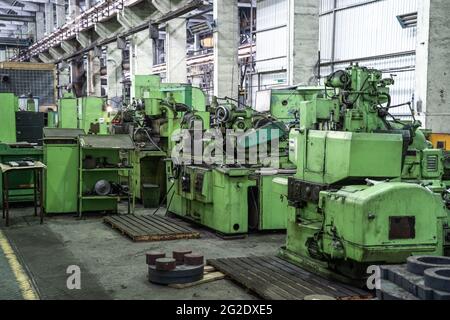 Viele Werkzeugmaschinen für die Metallbearbeitung in großer Werkshalle. Schwerindustrie. Industrieller Innenraum. Stockfoto