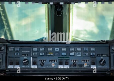 Concorde Instrumententafel und Flugsteuerungen des überschalligen Passagierjets von British Airways Concorde werden im Intrepid Sea Air and Space Museum ausgestellt Stockfoto