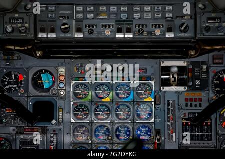 Concorde Instrumententafel und Flugsteuerungen des überschalligen Passagierjets von British Airways Concorde werden im Intrepid Sea Air and Space Museum ausgestellt Stockfoto