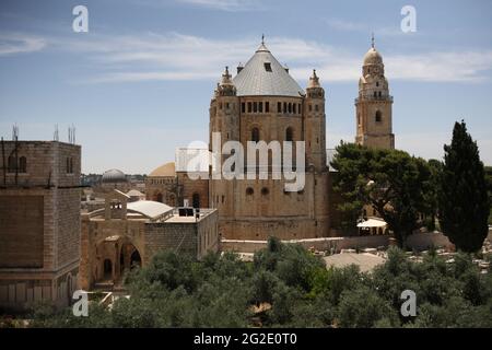 Blick auf die Benediktinerkirche von Dormition oder die Abtei von Dormition, die 1906 auf dem Berg Zion erbaut wurde, von der Jerusalemer Altstadt aus gesehen. Stockfoto