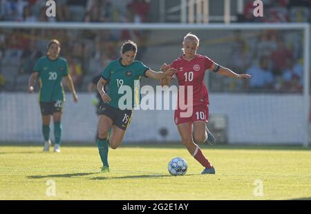 Horsens Stadium, Horsens, Dänemark. Juni 2021. Dänemarks Pernille Harder und Australiens Kyra Cooney-Cross während Dänemark gegen Australien im Horsens Stadium, Horsens, Dänemark. Kim Price/CSM/Alamy Live News Stockfoto