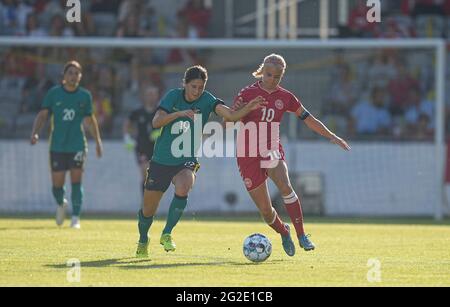 Horsens Stadium, Horsens, Dänemark. Juni 2021. Dänemarks Pernille Harder und Australiens Kyra Cooney-Cross während Dänemark gegen Australien im Horsens Stadium, Horsens, Dänemark. Kim Price/CSM/Alamy Live News Stockfoto