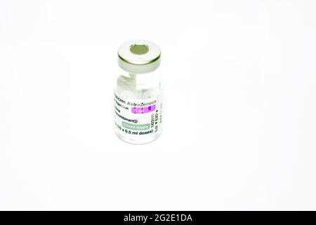 Covid-19-Impfstoff AstraZeneca intramuskuläre Injektion 5-ml-Mehrdosis-Fläschchen, COVAX-Versorgung, ChAdOx1-s rekombinant, AstraZeneca plc ist ein britisch-schwedischer CO Stockfoto