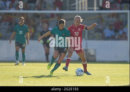 Horsens Stadium, Horsens, Dänemark. Juni 2021. Dänemarks Pernille Harder und Australiens Kyra Cooney-Cross während Dänemark gegen Australien im Horsens Stadium, Horsens, Dänemark. Kim Price/CSM/Alamy Live News Stockfoto