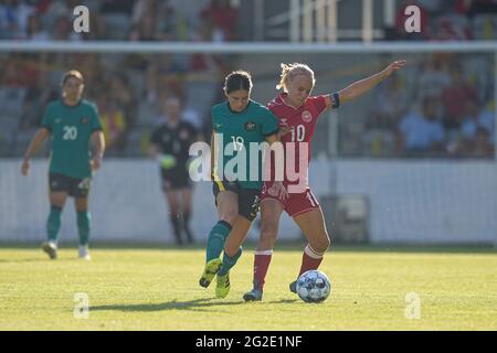 Horsens Stadium, Horsens, Dänemark. Juni 2021. Dänemarks Pernille Harder und Australiens Kyra Cooney-Cross während Dänemark gegen Australien im Horsens Stadium, Horsens, Dänemark. Kim Price/CSM/Alamy Live News Stockfoto