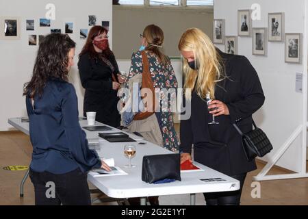 Cork, Irland, 10. Juni 2021. St Johns Central College Photography Exhibition, Cork, Irland. An diesem Abend wurde die jährliche Graduiertenausstellung „Catalyst“ des St. Johns Central College Photographic Studies offiziell eröffnet. Die Ausstellung läuft vom 31. Mai bis zum 14. Juni in St. Peters, North Main Street, Cork. Die Schau zeigt die Arbeit von sieben bildenden Künstlern aus einem breiten Spektrum fotografischer Disziplinen. Sie kommen aus vielen verschiedenen Ländern und vielen Teilen Irlands mit unterschiedlichen Hintergründen und Medienansätzen. Die Arbeit umfasst Stockfoto