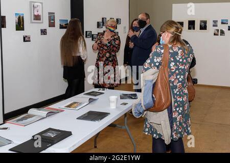 Cork, Irland, 10. Juni 2021. St Johns Central College Photography Exhibition, Cork, Irland. An diesem Abend wurde die jährliche Graduiertenausstellung „Catalyst“ des St. Johns Central College Photographic Studies offiziell eröffnet. Die Ausstellung läuft vom 31. Mai bis zum 14. Juni in St. Peters, North Main Street, Cork. Die Schau zeigt die Arbeit von sieben bildenden Künstlern aus einem breiten Spektrum fotografischer Disziplinen. Sie kommen aus vielen verschiedenen Ländern und vielen Teilen Irlands mit unterschiedlichen Hintergründen und Medienansätzen. Die Arbeit umfasst Stockfoto